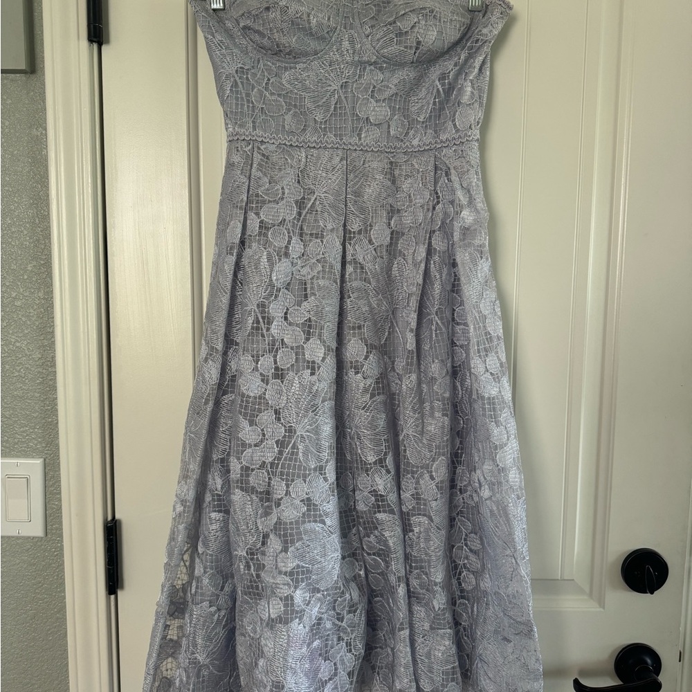 Chic Strapless Lace Dress in Light Gray